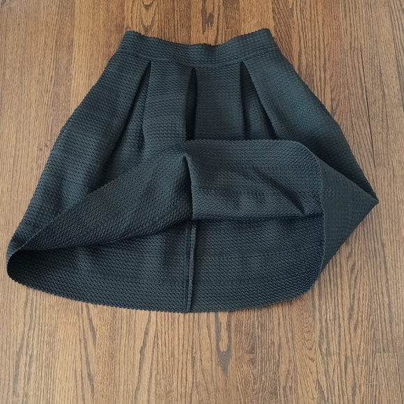 Gracia Black Pleated Midi Skirt - Picture 3 of 9